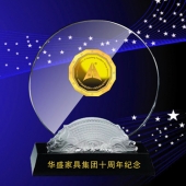 2014年4月：定制中山華盛公司定制十周年紀(jì)念幣鑲嵌水晶擺件