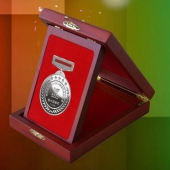 2015年1月：越秀集團定制純銀獎牌制作銀質(zhì)獎章定制